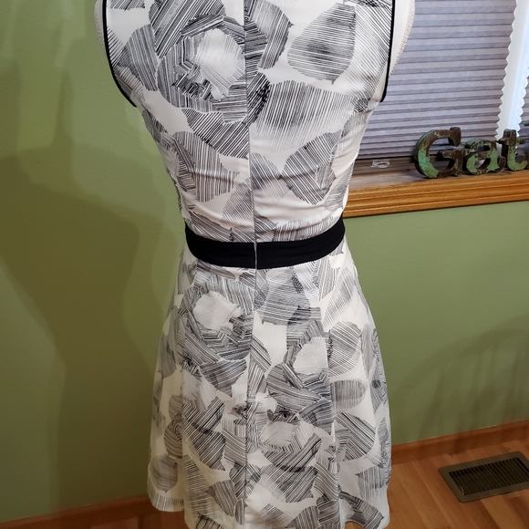 G2000 black and white dress. Size 32. Sleeveless. - Picture 5 of 9